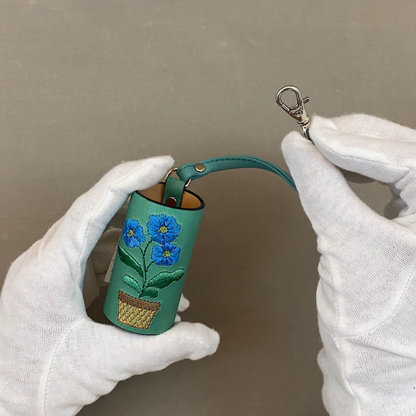 除菌スプレーボトルケース（ターコイズに青い花の刺繍）ダイソーのボトルに対応 No.03012-08 4枚目の画像