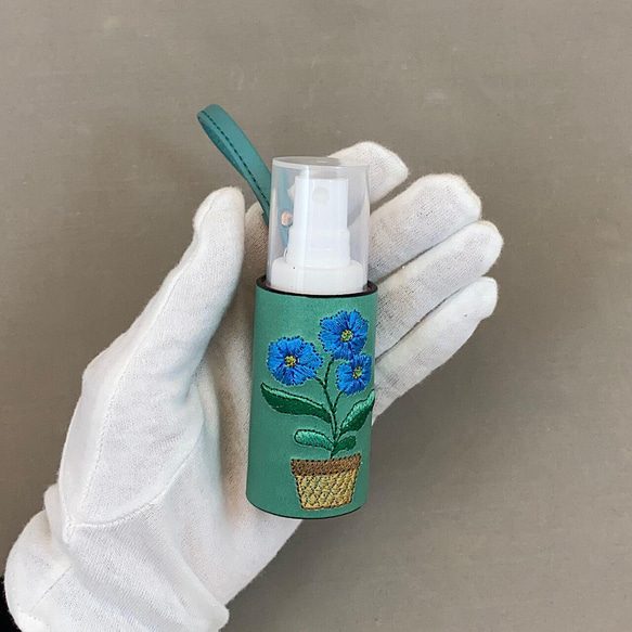 除菌スプレーボトルケース（ターコイズに青い花の刺繍）ダイソーのボトルに対応 No.03012-08 2枚目の画像