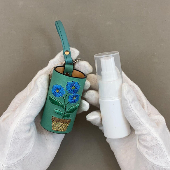 除菌スプレーボトルケース（ターコイズに青い花の刺繍）ダイソーのボトルに対応 No.03012-08 1枚目の画像