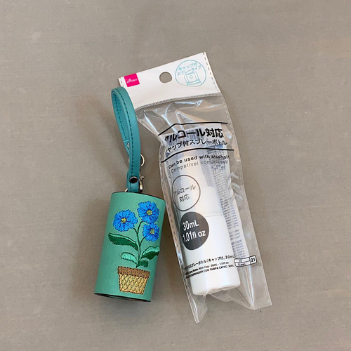 除菌スプレーボトルケース（ターコイズに青い花の刺繍）ダイソーの