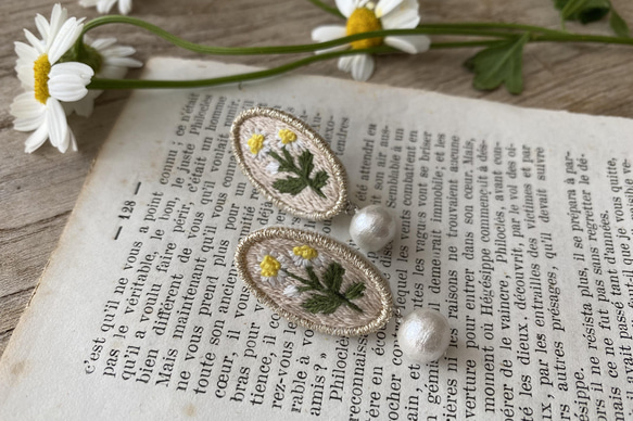 マトリカリア＊刺繍イヤリング/ピアス グレー 春の花 コットンパール 