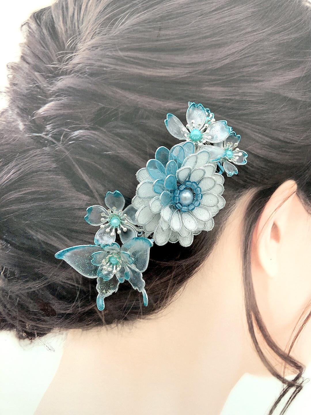 パール色のお花と蝶（ブルー）アメリカンフラワー　コーム