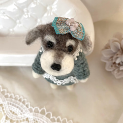おめかしシュナちゃん(ブルー) 羊毛フェルト　羊毛フェルト犬　シュナウザー　愛犬 4枚目の画像