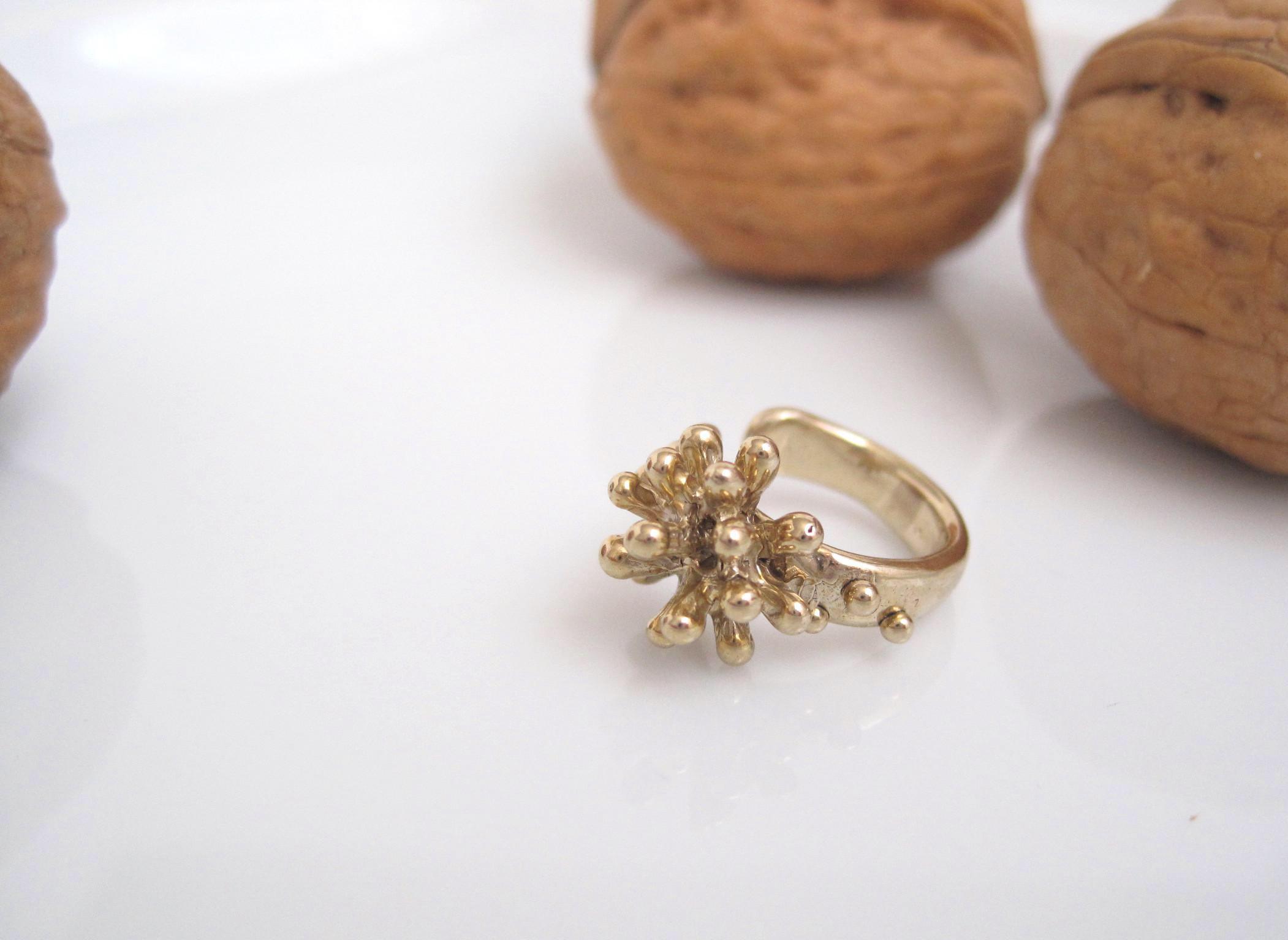 こんぺいとうのような、木の実のようなモチーフ付き真鍮イヤーカフ "Kompeito"