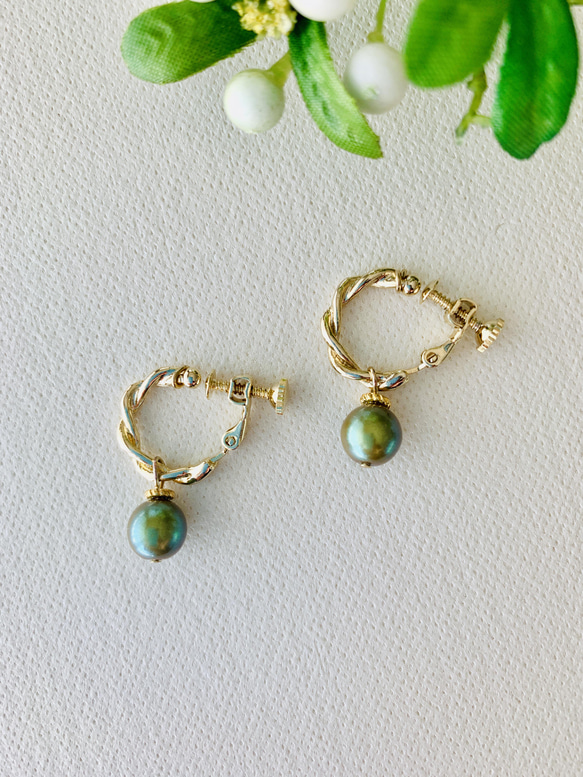 【Olive twig】オリーブ色 ツイストフープイヤリング　夏 再販まつり2025 6枚目の画像