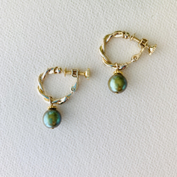 【Olive twig】オリーブ色 ツイストフープイヤリング　夏 再販まつり2025 2枚目の画像