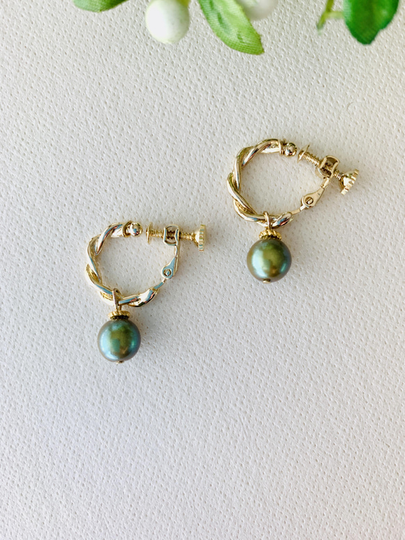 【Olive twig】オリーブ色 ツイストフープイヤリング　夏 再販まつり2025 2枚目の画像