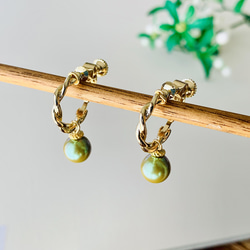 【Olive twig】オリーブ色 ツイストフープイヤリング　夏 再販まつり2025 5枚目の画像