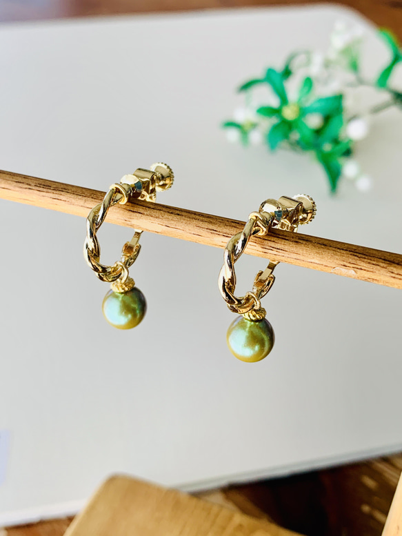 【Olive twig】オリーブ色 ツイストフープイヤリング　夏 再販まつり2025 5枚目の画像