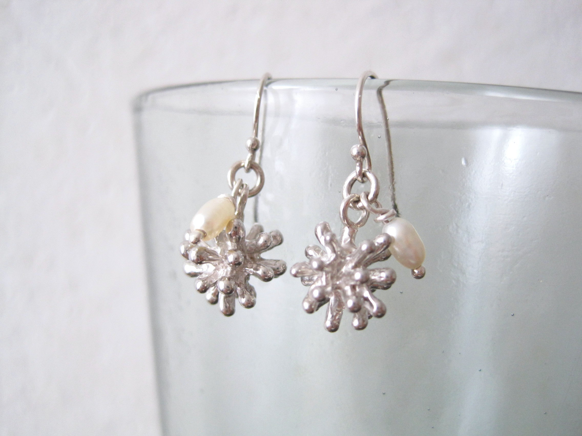 こんぺいとうのような、木の実のようなかたちのシルバーフックピアス "Kompeito"