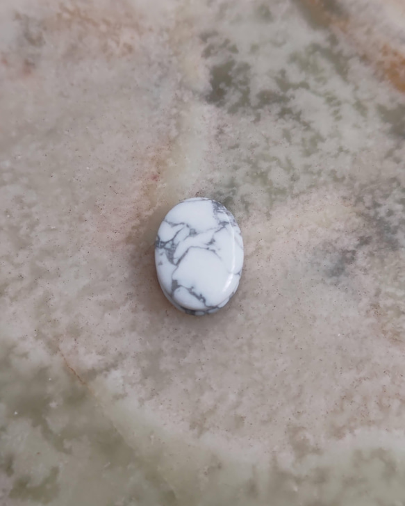 デッドストック　天然石　マクラメ用　溝入り　ハウライト　19×14×厚み6mm 2枚目の画像