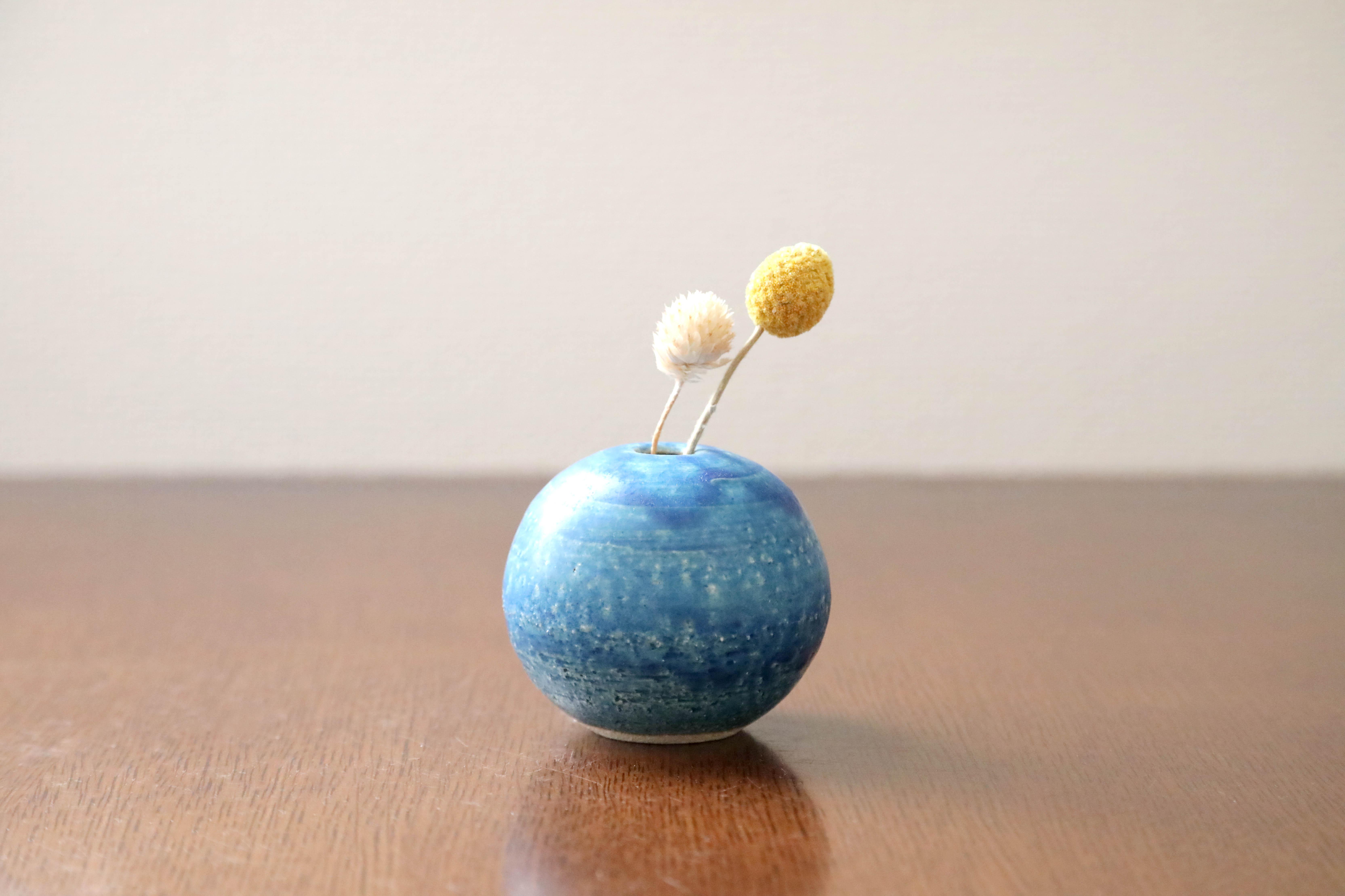 少年の花持ち陶器フィギュア