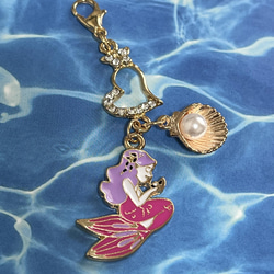 【送料無料】♡ 可愛い❤︎マーメイドチャームピンクと紫色の可愛い人魚と貝殻のチャーム♡キラキラ☆ハートコネクター 1枚目の画像