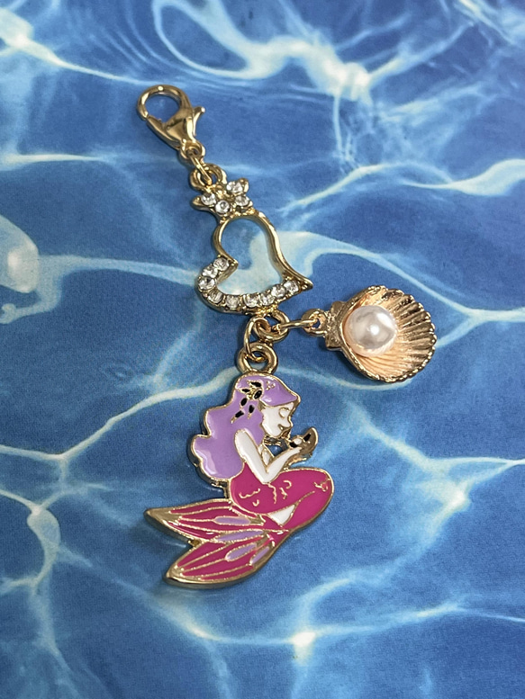 【送料無料】♡ 可愛い❤︎マーメイドチャームピンクと紫色の可愛い人魚と貝殻のチャーム♡キラキラ☆ハートコネクター 1枚目の画像
