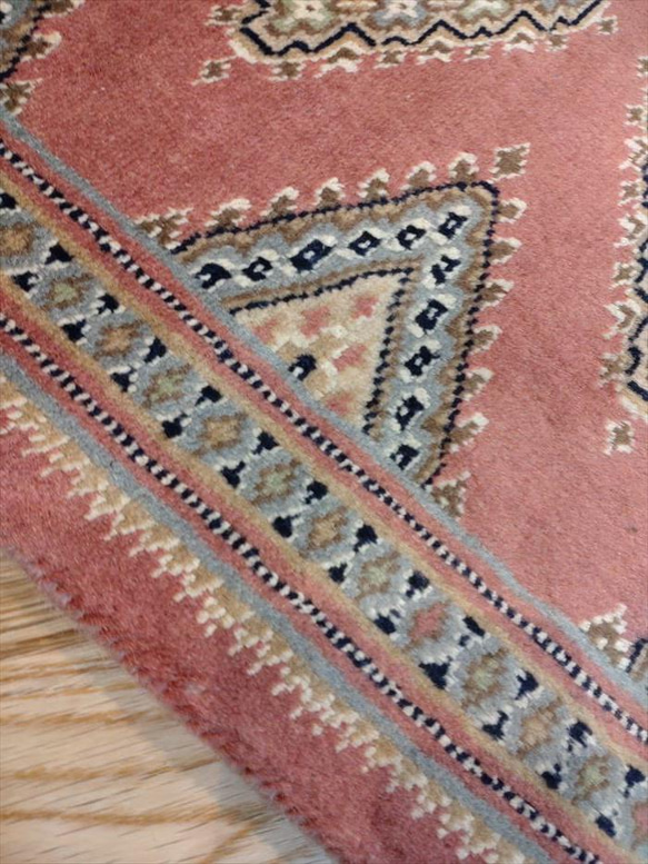 パキスタン絨毯(9/18)シルクタッチ　　玄関マット　ピンク　68x46cm 6枚目の画像