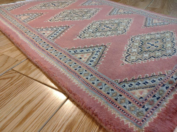 パキスタン絨毯(9/18)シルクタッチ　　玄関マット　ピンク　68x46cm 8枚目の画像