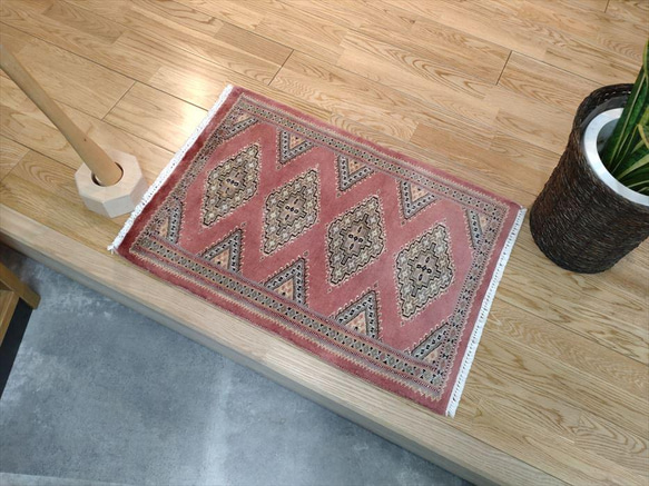 パキスタン絨毯(9/18)シルクタッチ　　玄関マット　ピンク　68x46cm 2枚目の画像