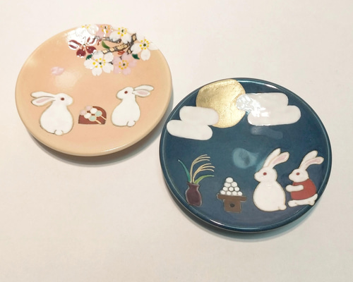 ウサギと花のデザイン大皿　絵皿　飾り皿　約33cm　送料無料 三彩亭(竹斎) 四角大皿 赤絵 花うさぎ 木箱入［送料無料