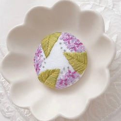 刺繍ブローチ　朝露✳︎紫陽花　梅雨　くるみボタン　花　ボタニカル 4枚目の画像