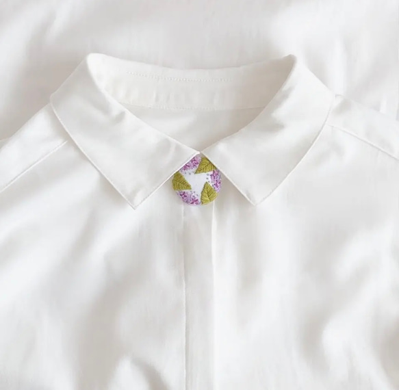 刺繍ブローチ　朝露✳︎紫陽花　梅雨　くるみボタン　花　ボタニカル 3枚目の画像