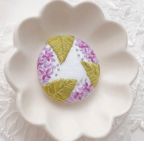 刺繍ブローチ　朝露✳︎紫陽花　梅雨　くるみボタン　花　ボタニカル 5枚目の画像