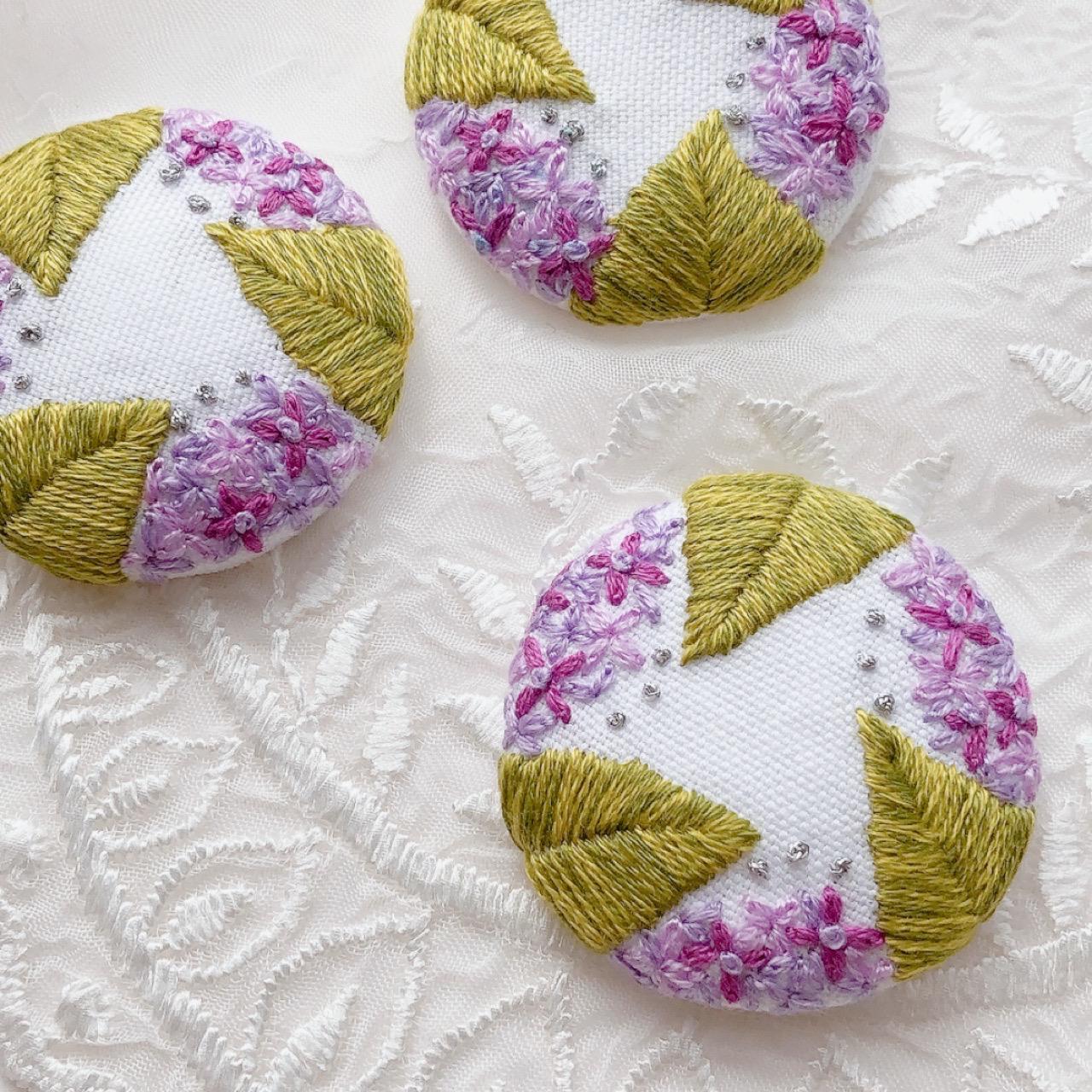 刺繍ブローチ 朝露✳︎紫陽花 梅雨 くるみボタン 花 ボタニカル Ω 