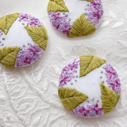 刺繍ブローチ　朝露✳︎紫陽花　梅雨　くるみボタン　花　ボタニカル 1枚目の画像
