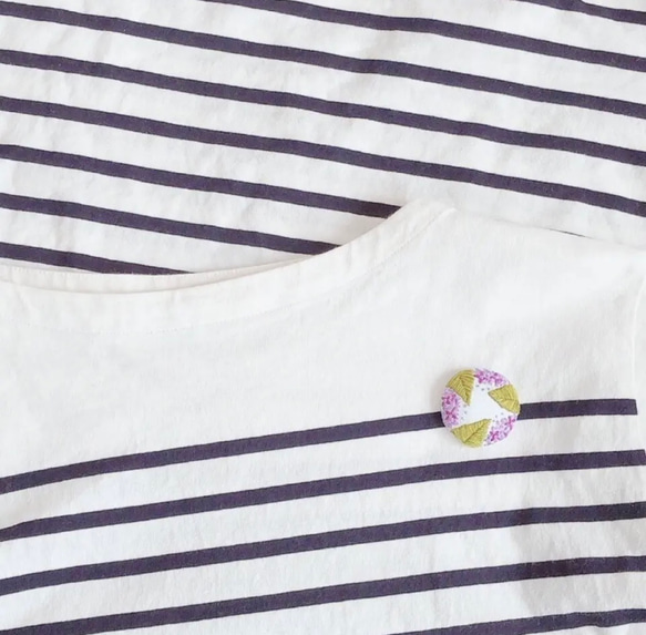 刺繍ブローチ　朝露✳︎紫陽花　梅雨　くるみボタン　花　ボタニカル 2枚目の画像