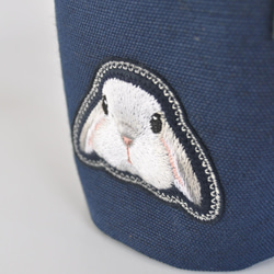 ふんわりうさぎ刺繍（ホーランドロップ・ホワイト＆グレー）プランターカバー・小物入れ〈生地色ネイビー〉 2枚目の画像