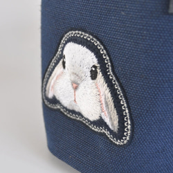 ふんわりうさぎ刺繍（ホーランドロップ・ホワイト＆グレー）プランターカバー・小物入れ〈生地色ネイビー〉 4枚目の画像