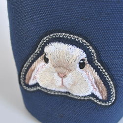 ふんわりうさぎ刺繍（ホーランドロップ・クリーム）プランターカバー・小物入れ〈生地色ネイビー〉 3枚目の画像