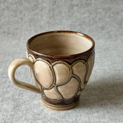 彫ムニムニ模様の粉引、鉄彩マグカップ 2枚目の画像