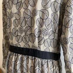 【即納】リネンの羽織りカシュクールワンピース　リーフ柄の刺繍生地　ナチュラル 6枚目の画像