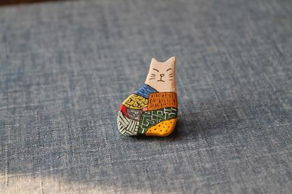 送料無料　石塑粘土（石紛）で作った猫のブローチ　　 1枚目の画像