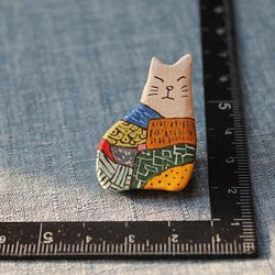 送料無料　石塑粘土（石紛）で作った猫のブローチ　　 2枚目の画像