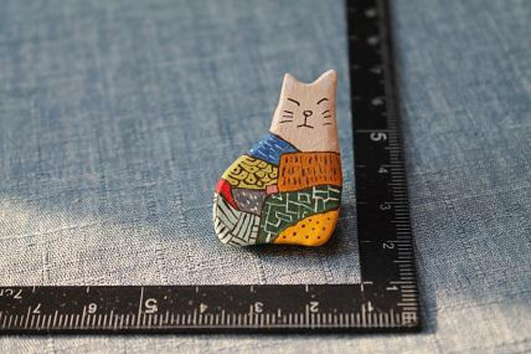 送料無料　石塑粘土（石紛）で作った猫のブローチ　　 2枚目の画像