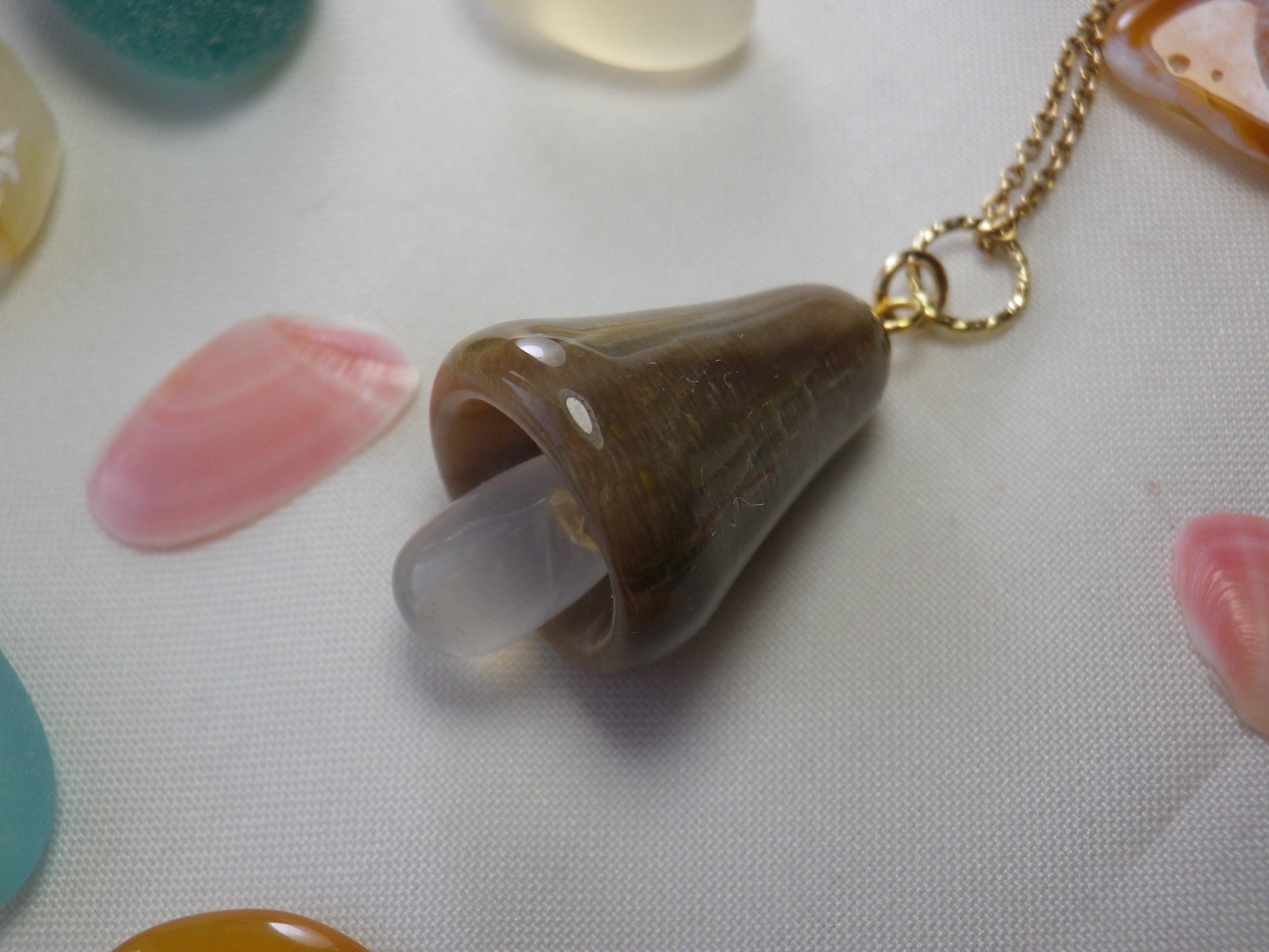 渚村の証♪渚の鐘　シーアゲート（瑪瑙）と珪化木 ゼツは白大き目