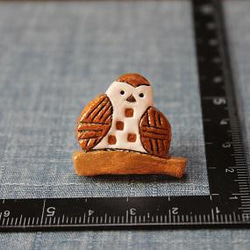 石紛粘土で作ったスズメのブローチ　　送料無料 4枚目の画像