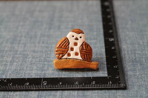石紛粘土で作ったスズメのブローチ　　送料無料 4枚目の画像
