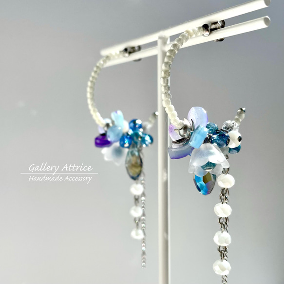 White × Blue Flower フープピアス（ホワイト×ブルー フラワー フープ チタンピアス） 2枚目の画像