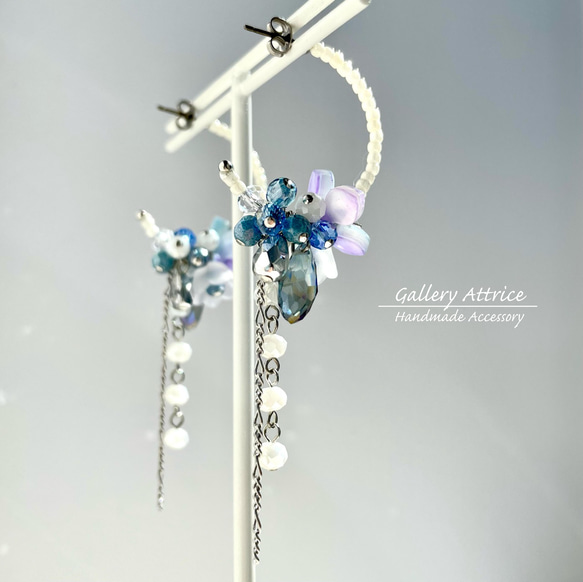 White × Blue Flower フープピアス（ホワイト×ブルー フラワー フープ チタンピアス） 5枚目の画像