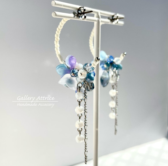 White × Blue Flower フープピアス（ホワイト×ブルー フラワー フープ チタンピアス） 4枚目の画像