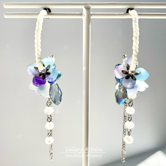 White × Blue Flower フープピアス（ホワイト×ブルー フラワー フープ チタンピアス） 7枚目の画像