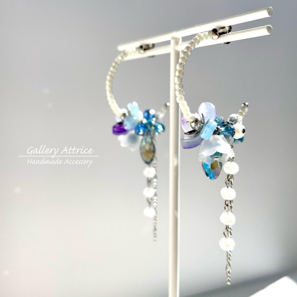 White × Blue Flower フープピアス（ホワイト×ブルー フラワー フープ チタンピアス） 1枚目の画像