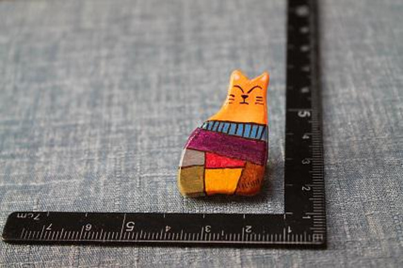 送料無料　石塑粘土（石紛）で作った猫のブローチ　（猫好きが作った）　　 5枚目の画像