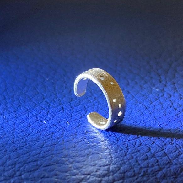 プラネタリウムモチーフのイヤーカフ◇星 夜空 星空 純銀 ピュアシルバー 片耳用 イヤカフ カフス 3枚目の画像