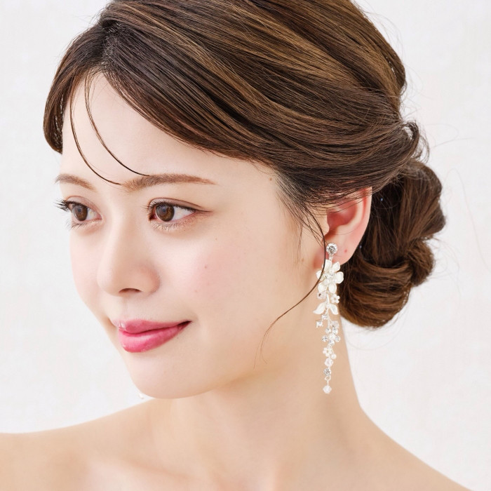 ME83 ゴールド　大ぶり　揺れる　イヤリング　花　ブライダルイヤリング　ピアス 結婚式 前撮り 卒業式