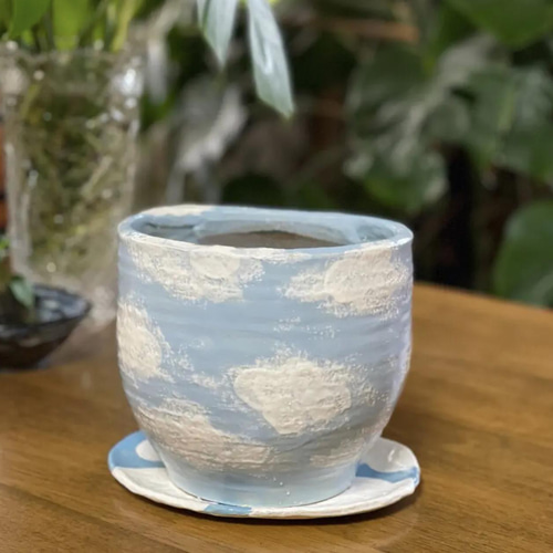 メダカが青空を飛ぶ姿を眺められる陶器のガラス窓付き水槽&青空