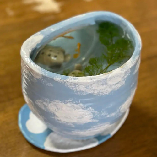 メダカが青空を飛ぶ姿を眺められる陶器のガラス窓付き水槽&青空