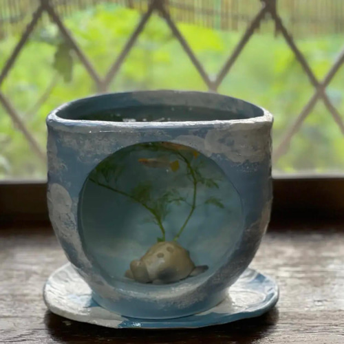 メダカが青空を飛ぶ姿を眺められる陶器のガラス窓付き水槽&青空